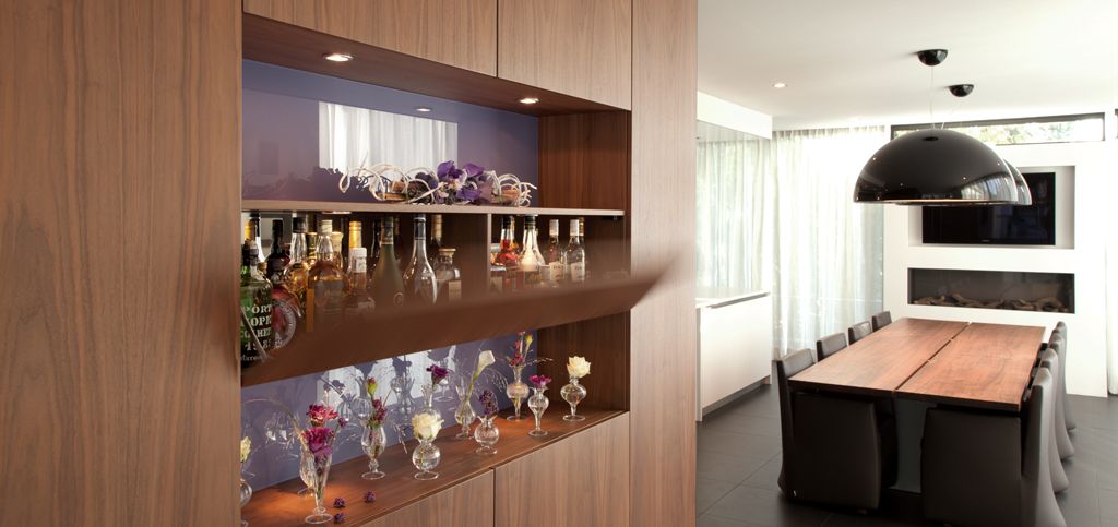 drankkast met eettafel
