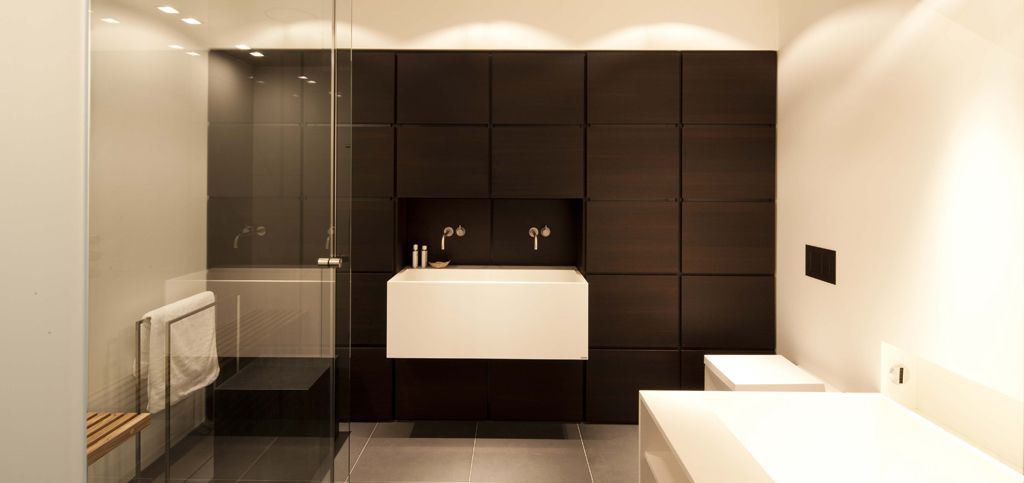 moeraseiken en himacs badkamer