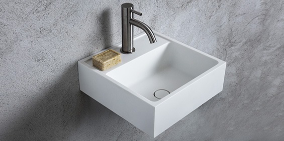 Mat witte toiletfonteinen uit de B DUTCH Licata collectie Corian design toilet fonteinen. B DUTCH kent diverse series design Corian toiletfonteinen: fontein, toilet fonteintje, wc fonteintje, toilet fontein, wc fontein, wasbak toilet, wastafel toilet, wasbak wc. Topkwaliteit Solid Surface Corian die niet vergeelt! Ook maatwerk mogelijk.