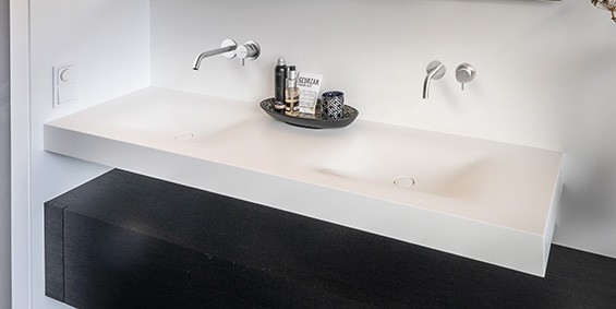 Dubbele wastafel Solid Surface Corian, mat wit. Soft Double serie van B DUTCH. B DUTCH design dubbele wastafels Soft Double van Solid Surface Corian, mat wit. Diverse afmetingen en soorten dubbele wastafels. B DUTCH Design. Dubbele wastafel Solid Surface Corian, mat wit. Soft Double serie van B DUTCH. B DUTCH design dubbele wastafels Soft Double van Solid Surface Corian, mat wit. Diverse afmetingen en soorten dubbele wastafels. B DUTCH Design.