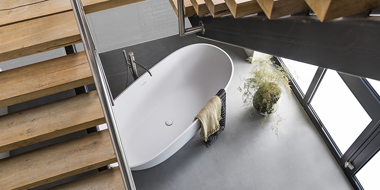 ligbaden-vrijstaand-bad-ovaal-ligbad-Solid-Surface-Corian-Himacs-design-luxe-badkamers-B-Dutch-749-2-k Luxe baden van Corian, ovaal bad. Elke vorm en maat mogelijk. Maatwerk bad, bad op maat van Corian. Vrijstaande baden voor in luxe badkamers. Uw badkamer wordt exclusief met zo'n vrijstaand ligbad van B Dutch. B Dutch levert een totaal programma voor complete badkamers.