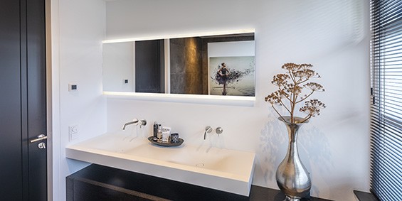 Corian (maatwerk) wastafel Soft Double van het merk B DUTCH. B DUTCH is zelf productent van Corian wastafels, badkamermeubels en keukens.