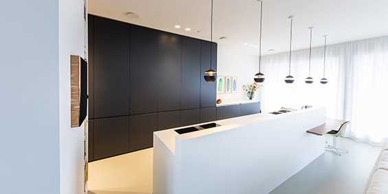Complete-keuken-Corian-Fenix-keukens-zwart-wit-grijs-ontwerpen-inspiratie-565-2 Complete keuken kopen? Met keukeneiland of kookeiland? Keuken ontwerpen, keuken ideeen of keuken inspiratie opdoen? B DUTCH voor moderne keukens, design keukens. Luxe keukens mat wit, mat zwart, mat grijs of andere kleur. Corian, Fenix, staal. Kom voor uw keuken op maat naar onze fabrieksshowroom in Cuijk.