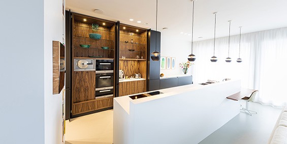 Complete-keuken-Corian-Fenix-keukens-zwart-wit-grijs-ontwerpen-inspiratie-565-3 Complete keuken kopen? Met keukeneiland of kookeiland? Keuken ontwerpen, keuken ideeen of keuken inspiratie opdoen? B DUTCH voor moderne keukens, design keukens. Luxe keukens mat wit, mat zwart, mat grijs of andere kleur. Corian, Fenix, staal. Kom voor uw keuken op maat naar onze fabrieksshowroom in Cuijk.