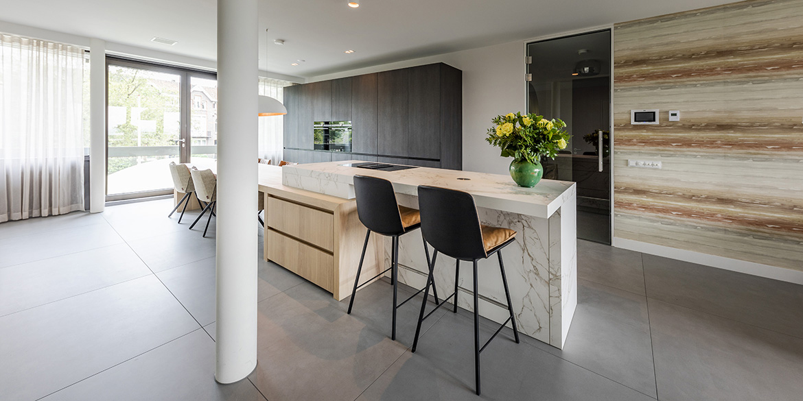 Luxe-keuken-op-maat-kookeiland-BDUTCH-design-keukens-1170-4 Complete keuken kopen? Met keukeneiland of kookeiland? Keuken ontwerpen, keuken ideeen of keuken inspiratie opdoen? B DUTCH voor moderne keukens, design keukens. Luxe keukens mat wit, mat zwart, mat grijs of andere kleur. Corian, Fenix, staal. Kom voor uw keuken op maat naar onze fabrieksshowroom in Cuijk.