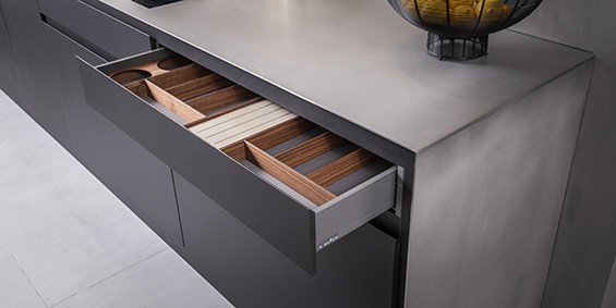 Zwarte-keuken-stalen-blad-aanrechtblad-staal-design-keukens-565-6 Fenix keuken, zwarte keuken met stalen blad, aanrechtblad van staal. Moderne design keuken van B DUTCH. B DUTCH maakt keukens op maat. Luxe keukens van Fenix of Corian wit. Bij de tijdloze keukendesigns van B DUTCH gebruikt B DUTCH ook massief hout of fineerhout. Voor keukenkasten, achterwanden van keukens, geintegreerde eettafels, etc.