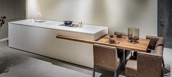 kookeiland-tafel-keuken-op-maat-keukens-zwart-wit-grijs-ontwerpen-inspiratie-565-1 Corian kookeiland, wit keukeneiland met geïntegreerde massief houten eettafel of bar. Tijdloze keuken op maat, B DUTCH design keuken. Kom keuken inspiratie opdoen in onze fabrieksshowroom in Cuijk.