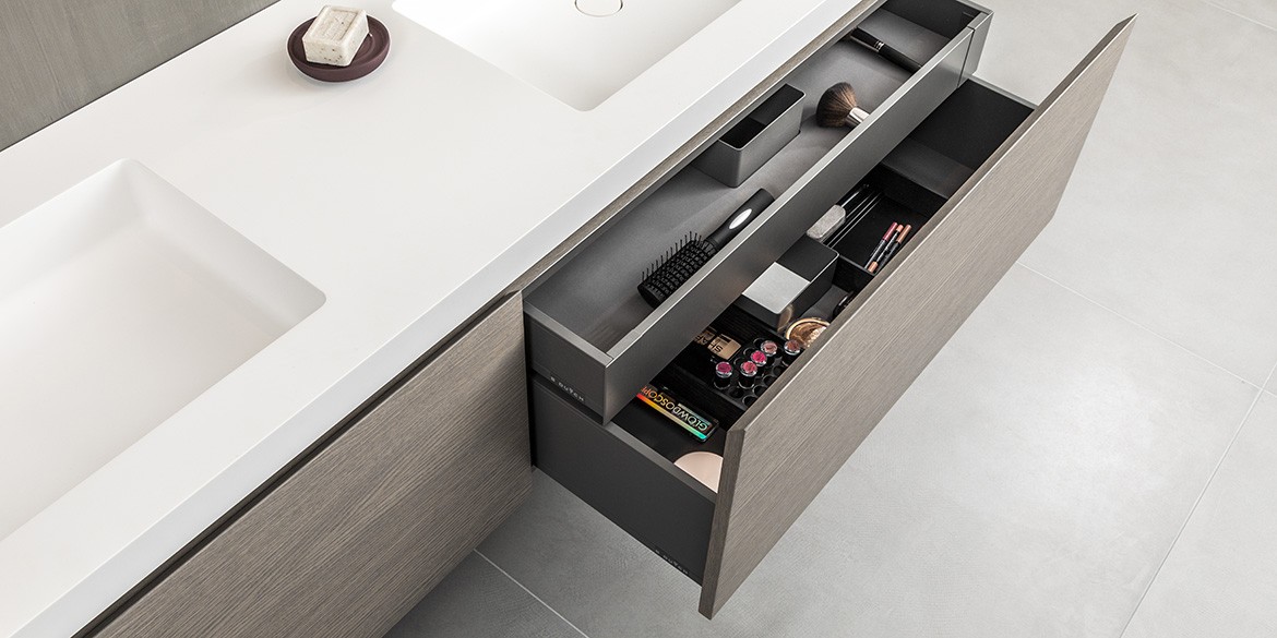Badkamermeubel, wastafelmeubel op maat . B DUTCH maatwerk. Badkamermeubel op maat of in een gangbare afmeting kopen? Bij B DUTCH worden luxe design badmeubelen gemaakt. Maatwerk of op standaardafmetingen. Bekijk de webshop, daar staan de gangbare afmetingen in. Dit Ferrara badmeubel heeft een Corian wastafel en de onderbouwkast is te leveren in diverse houtfineer soorten. Ook ten aanzien van de indeling van het badmeubel kunnen we maatwerk leveren. B DUTCH design is puur Nederlands design. Gefabriceerd in onze eigen fabriek in Cuijk. Topkwaliteit materiaal, perfecte afwerking tot in detail voor af-fabriek prijzen.