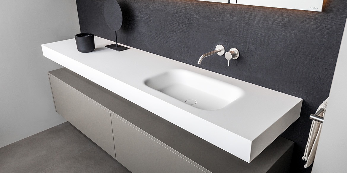 Corian-wastafel-wit-mat-design-B-DUTCH-Barbados- single-wastafels-1170-1 Vrijhangende, zwevende, wastafel van mat wit Corian. B DUTCH design wastafel, verschillende afmeting. Tijdloos design, model Barbados, met enkele wasbak. Ook maatwerk mogelijk, zelfs lange lengtes.