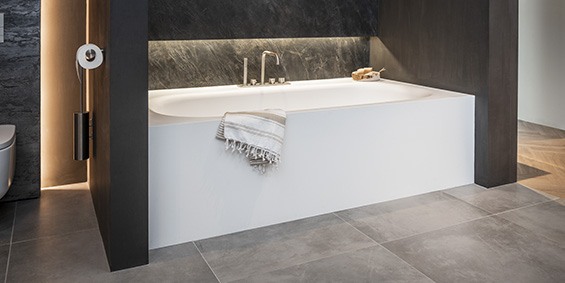 Corian solid surface ligbad van B DUTCH. Op maat gemaakt, passend tussen twee muren. Corian ligbad, passend te maken tussen twee muren. Topkwaliteit Corian bad, vergeelt niet. B DUTCH design ligbad Vegas, strak tijdloos design. Diverse afmetingen ligbaden.