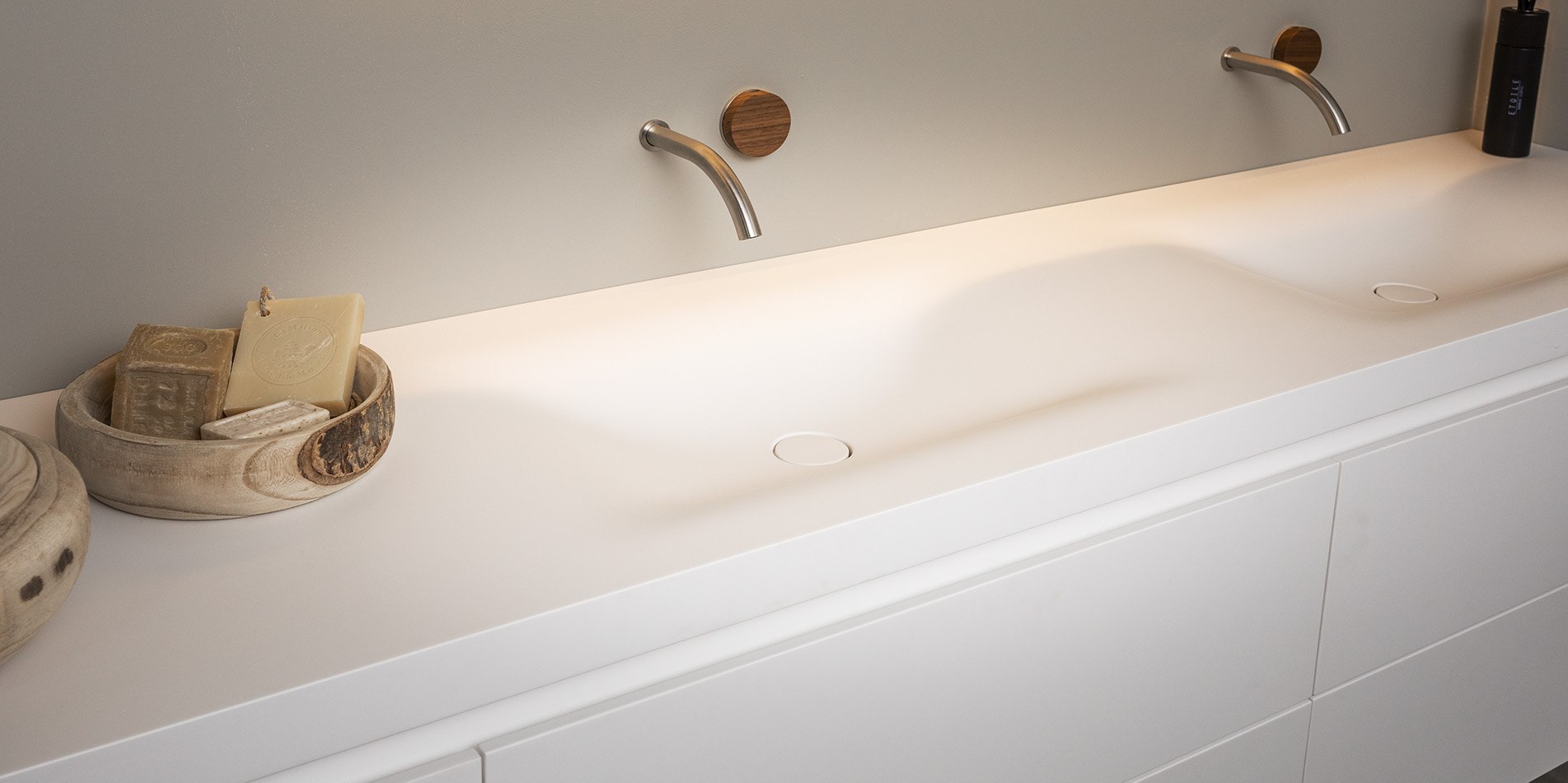 Dubbele wastafel mat wit van Solid Surface Corian. B DUTCH Corian Soft Double wastafel, Solid Surface van topkwaliteit. Dubbele wastafel mat wit van Solid Surface Corian. B DUTCH Corian Soft Double wastafel, Solid Surface van topkwaliteit.