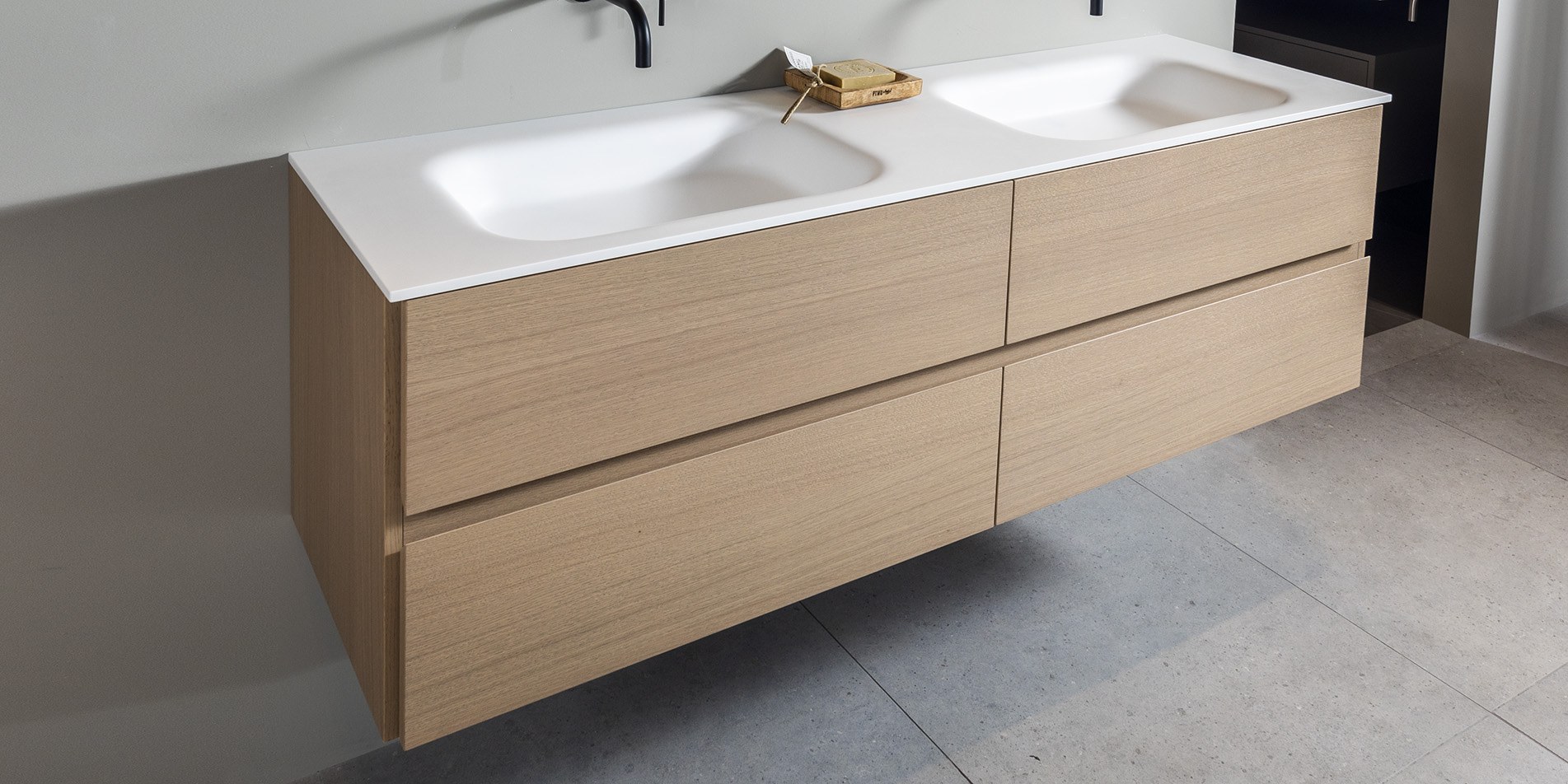 Badkamermeubel Bari van B DUTCH. Design badmeubel met Corian wastafel en houten onderkast, topkwaliteit in materiaal en afwerking. Diverse wastafelmeubelen in de B DUTCH design collectie badkamermeubelen.. Ook maatwerk badkamermeubel mogelijk. Op maat gemaakt binnen de badmeubel design concepten. Badkamermeubel Bari van B DUTCH. Design badmeubel met Corian wastafel en houten onderkast, topkwaliteit in materiaal en afwerking. Diverse wastafelmeubelen in de B DUTCH design collectie badkamermeubelen.. Ook maatwerk badkamermeubel mogelijk. Op maat gemaakt binnen de badmeubel design concepten.