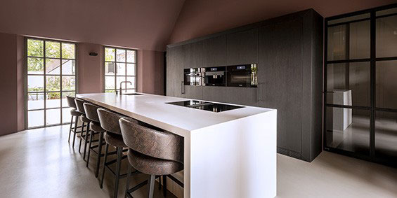 Corian keuken B DUTCH. Maatwerk Corian keuken met Solid Surface Corian mat wit kookeiland en strakke kastenwand met inbouwapparatuur. Corian keuken B DUTCH. Maatwerk Corian keuken met Solid Surface Corian mat wit kookeiland en strakke kastenwand met inbouwapparatuur.