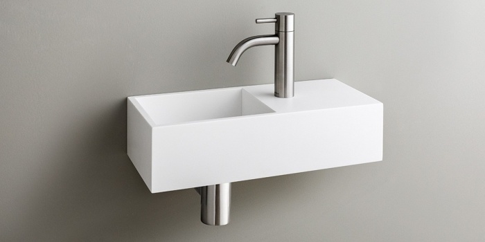 Solid Surface Corian toiletfontein, wasbak of wastafeltje voor op het toilet. Dit mat witte Corian toiltfonteintje kan met kraangat of zonder kraangat geleverd worden. De wasbak uitsparing zit links. Het Basics toiletfontein Links 400 heeft een lengte van 40 cm, diepte van 18 cm en hoogte van 10 cm.