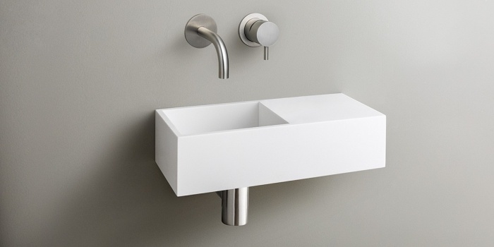 Solid Surface Corian toiletfontein, wasbak of wastafeltje voor op het toilet. Dit mat witte Corian toiltfonteintje kan met kraangat of zonder kraangat geleverd worden. De wasbak uitsparing zit links. Het Basics toiletfontein Links 400 heeft een lengte van 40 cm, diepte van 18 cm en hoogte van 10 cm.