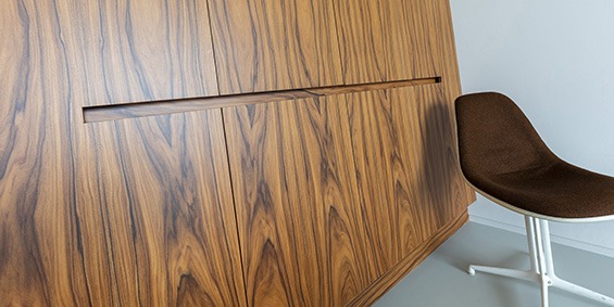 Kastenwand laten maken? B DUTCH design kasten en kastwanden. Topkwaliteit materialen en afwerking tot in detail. Maatwerk kastenwand af-fabriek kopen.