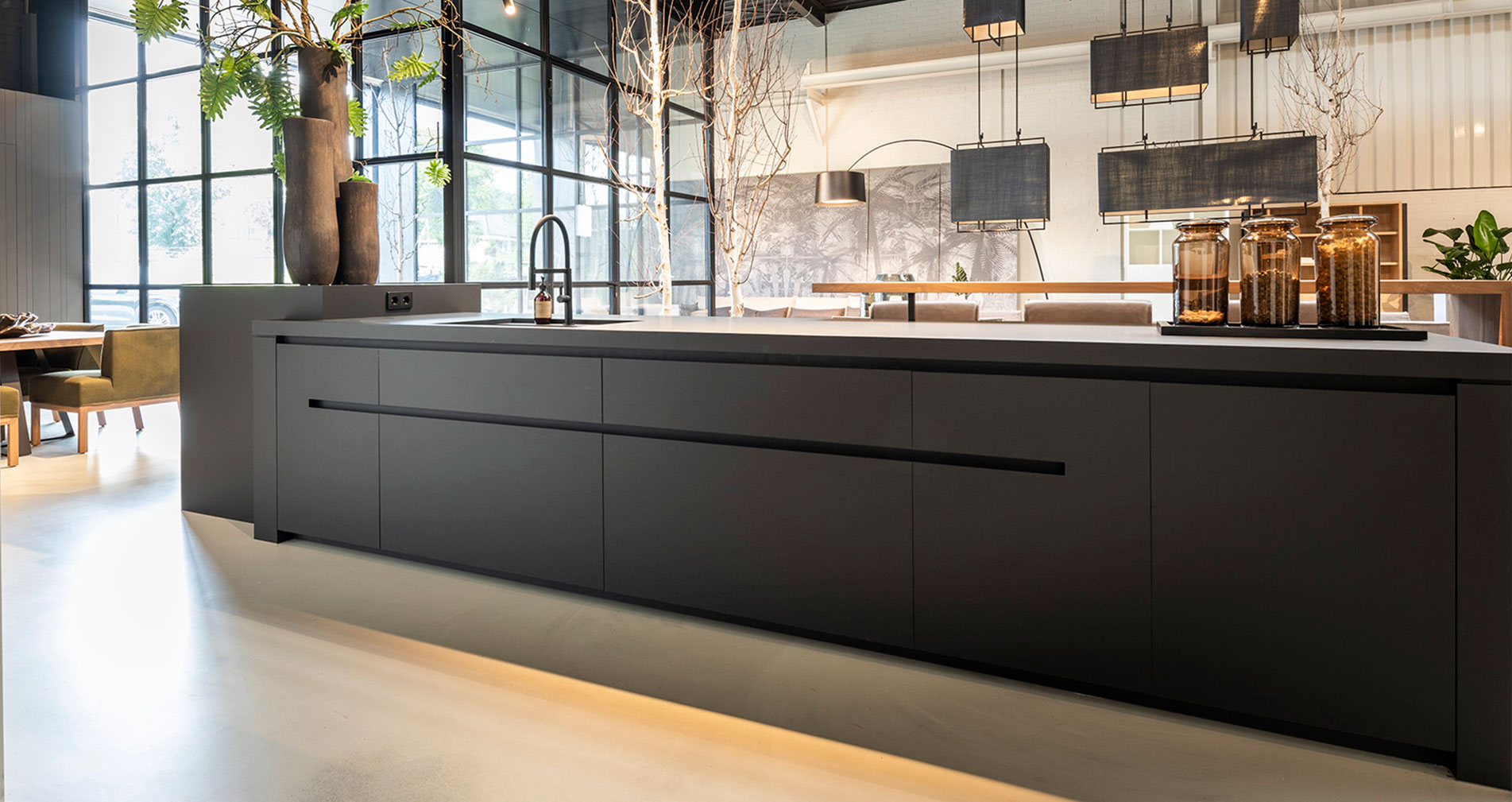 Keuken-keukens-inspiratie-op-maat-showroom-design-B-DUTCH-BDUTCH-1903-w Luxe keuken, maatwerk keuken van B DUTCH. Tijdloze keuken, groot kookeiland. Ambachtelijk vakmanschap met een afwerking tot in detail. B DUTCH tijdloze design keuken zwart, antraciet donker grijs.