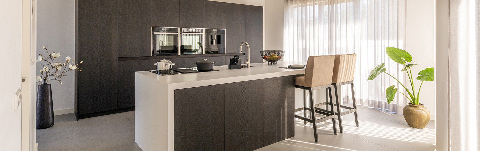 Keuken-luxe-design-keuken-Corian-kookeiland-keuken-achterwand-strak-modern-B-DUTCH-BDUTCH-1903×600-8 Keukens van B DUTCH. Strakke design keuken met moderne keuken achterwand met keukenapparatuur en kookeiland met Corian werkblad, Solid Surface Corian keukenwerkblad. Modern design keuken by B DUTCH uit Cuijk. Maatwerk keuken, bezoek de B DUTCH fabrieksshowroom in Cuijk voor meer moderne design keukens. Kom keuken inspiratie op doen.