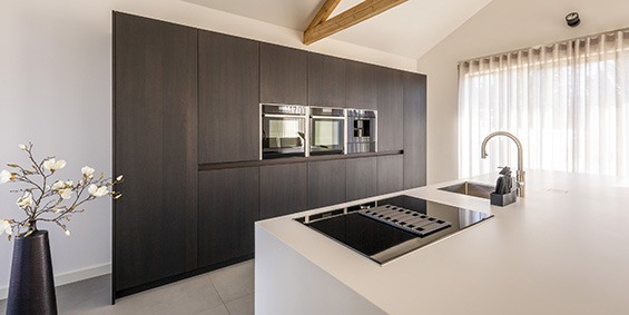 Keuken-luxe-design-keuken-Corian-kookeiland-keuken-achterwand-strak-modern-B-DUTCH-BDUTCH-565-3 Keukens van B DUTCH. Strakke design keuken met moderne keuken achterwand met keukenapparatuur en kookeiland met Corian werkblad, Solid Surface Corian keukenwerkblad. Modern design keuken by B DUTCH uit Cuijk. Maatwerk keuken, bezoek de B DUTCH fabrieksshowroom in Cuijk voor meer moderne design keukens. Kom keuken inspiratie op doen.