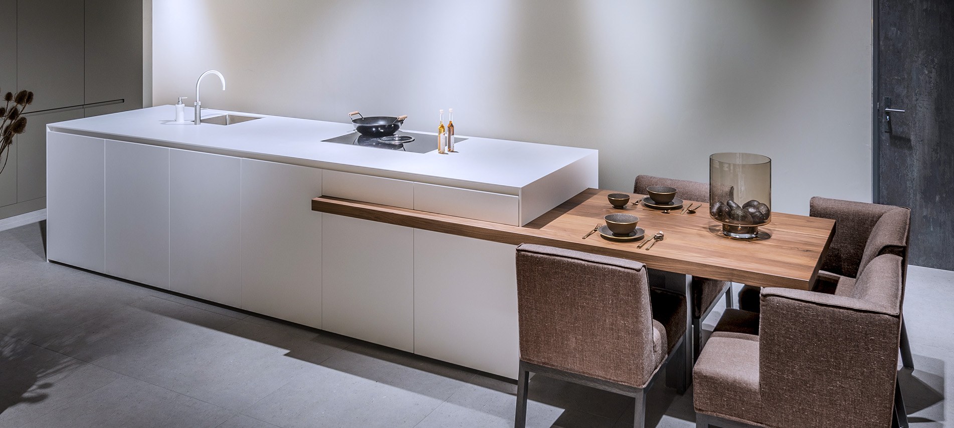 Kookeiland-Corian-Houten-tafel-Strakke-moderne-design-keuken-Solid-Surface-Corian-kook-eiland-B-DUTCH-BDUTCH-1903X952-1 Corian kookeiland met houten tafelblad B DUTCH. Strak design solid surface Corian keukenblok, kook eiland. Met strakke keuken achterwand met kasten en keuken apparatuur.