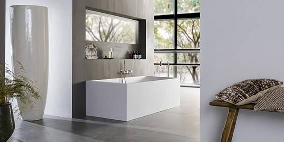 B DUTCH design badkamers met B DUTCH solid surface Corian maatwerk ligbad, B DUTCH RVS badkranen en B DUTCH keramische wand en vloer.