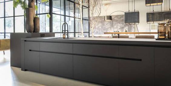 Keuken-keukens-inspiratie-op-maat-showroom-design-B-DUTCH-BDUTCH-600×300 Luxe keuken, maatwerk keuken van B DUTCH. Tijdloze keuken, groot kookeiland. Ambachtelijk vakmanschap met een afwerking tot in detail. B DUTCH tijdloze design keuken zwart, antraciet donker grijs.
