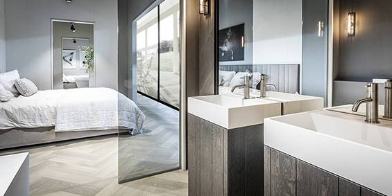 complete-badkamer-luxe-badkamer-moderne-badkamer-ligbaden-solid-surface-corian-hi-macs-ligbad-rvs-kranen-maatwerk-b-dutch Complete luxe badkamer en suite. Kom badkamer inspiratie opdoen bij B DUTCH. Design badkamers, Corian badkamers, mat witte moderne badkamers.
