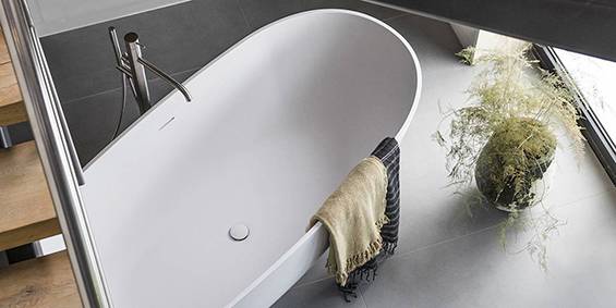 ligbaden-vrijstaand-bad-ovaal-ligbad-Solid-Surface-Corian-Himacs-design-luxe-badkamers-B-Dutch Badkamer inspiratie bij B DUTCH. Laat onze ontwerpers meedenken met uw badkamer ideeën en badkamer ontwerpen. B DUTCH is een puur Nederlands designer en producent van design badkamer elementen, keukens en andere elementen voor een tijdloos modern interieur. B DUTCH levert rechtstreeks af-fabriek. In de fabrieksshowroom in Cuijk krijgt u een goede impressie van onze design concepten waarbinnen maatwerk mogelijk is.