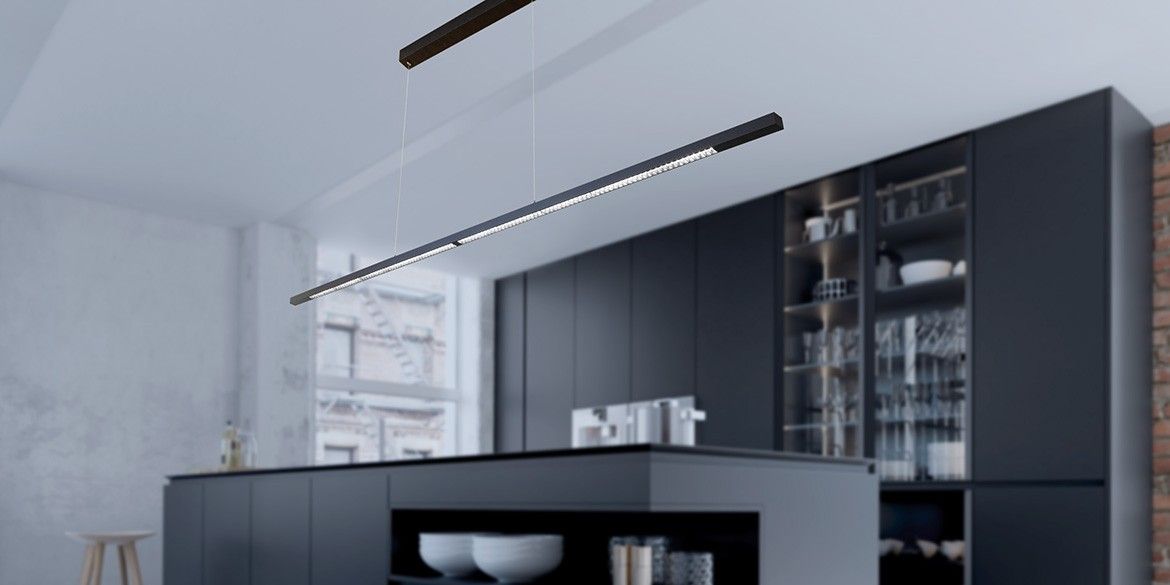 Design hanglamp 240 cm, 180 cm of 120 cm. LED mat zwarte smalle moderne hanglamp voor eettafel, kookeiland. Design B DUTCH. Design hanglamp 240 cm, 180 cm of 120 cm. Mat zwarte smalle moderne hanglamp voor eettafel, kookeiland. Deze LED design hanglamp is dimbaar. Opbouw model met plafondbox. Design B DUTCH. Binnen de collectie design hanglampen van B DUTCH kiest u uit de witte of zwarte design hanglampen, 2,2 cm of 10 cm hoog, inbouw of opbouw, mat zwart of wit. De Updown versie is 10 cm hoog en straalt ook licht op het plafond.
