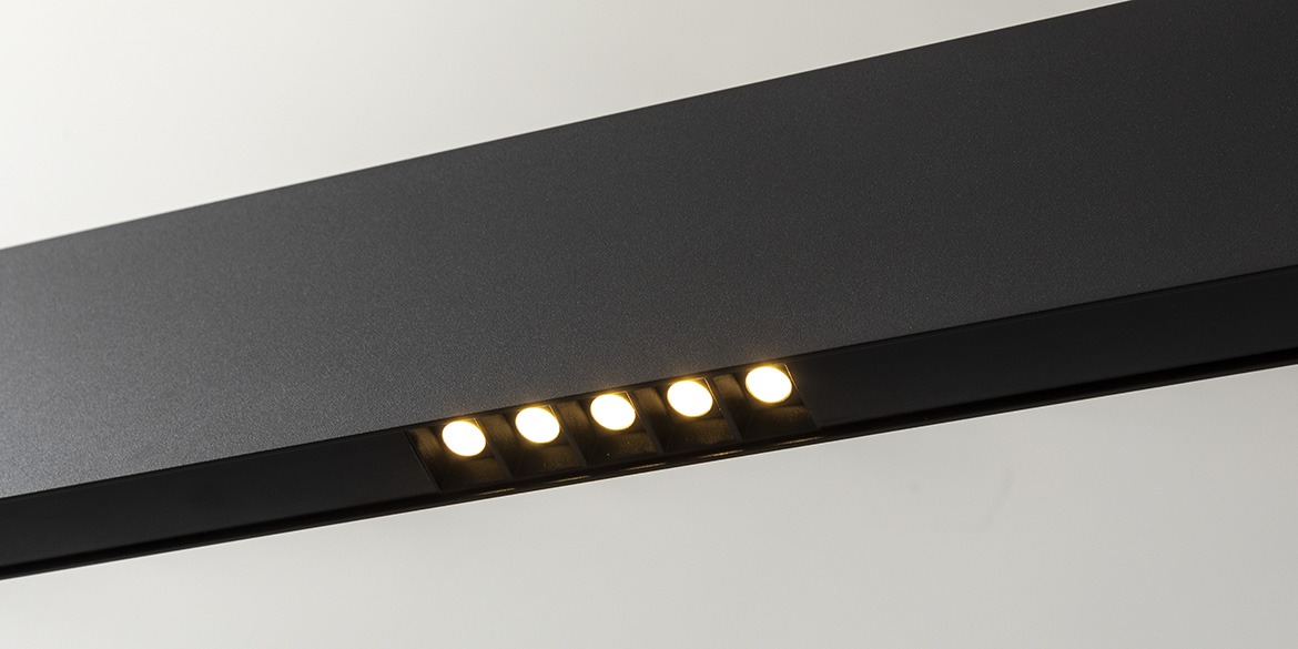 LED Design hanglamp 240 cm, 180 cm of 120 cm, inbouw hanglamp. LED mat zwarte smalle moderne hanglamp voor eettafel, kookeiland. 10 cm hoog, updown verlichting. Design B DUTCH. Design hanglamp 240 cm, 180 cm of 120 cm. Mat zwarte smalle moderne hanglamp, 10 cm hoog, 2,2 cm breed. Voor eettafel, kookeiland. Deze LED design hanglamp is dimbaar. Design B DUTCH. Binnen de collectie design hanglampen van B DUTCH kiest u uit de witte of zwarte design hanglampen, 2,2 cm of 10 cm hoog, inbouw of opbouw, mat zwart of wit. Deze Updown versie is 10 cm hoog en straalt ook licht op het plafond.