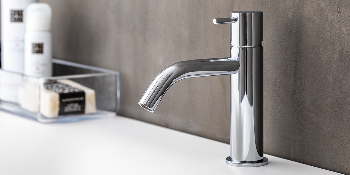 Chrome kranen, chrome mengkraan, wastafel kraan. Opbouwkraan koud warm voor wastafel chroom. Chrome wastafel mengkraan. Chrome kranen, chrome mengkraan, wastafel kraan. Opbouwkraan koud warm voor wastafel chroom. Chrome wastafel mengkraan. Topkwaliteit chrome kranen uit de design kranen collectie van B DUTCH.