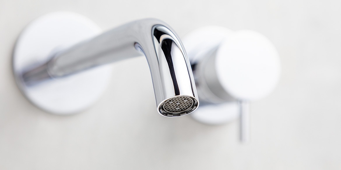 Chrome wastafel mengkraan, wandkraan chroom. Topkwaliteit chrome kranen uit de design kranen collectie van B DUTCH. Chrome wastafel wandkraan, met wanduitloop en mengbedieningsknop. Chrome wastafel mengkraan, wastafel kraan. Inbouw muurkraan chroom voor wastafels. Topkwaliteit chrome kranen uit de design kranen collectie van B DUTCH.
