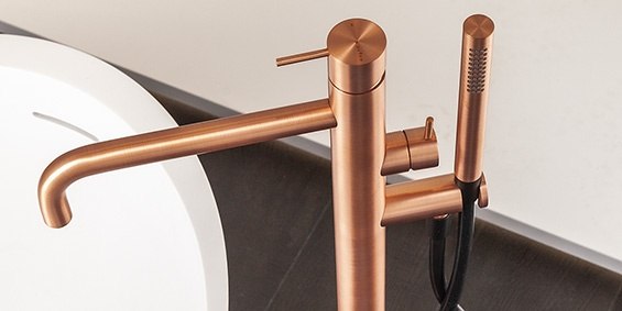 Koperen badkranen, vrijstaande koperen badkraan, een badmengkraan met een koperen baduitloop kraan en koperen handdouche. Koperen badkranen, vrijstaande koperen badkraan, een badmengkraan met een koperen baduitloop kraan en koperen handdouche. Topkwaliteit koperen kraan uit de design kranen koper collectie van B DUTCH.