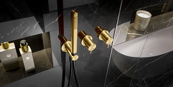 Messing badkamer kranen van B DUTCH. Mat gouden kranen. Messing mengkraan van B DUTCH voor douche of bad met handdouche, mat goud. Te combineren met messing regendouche of met messing vrijstaande badkraan. Messing badkamer kranen van B DUTCH. Mat gouden kranen. Messing mengkraan van B DUTCH voor douche of bad met handdouche, mat goud. Te combineren met messing regendouche of met messing vrijstaande badkraan.