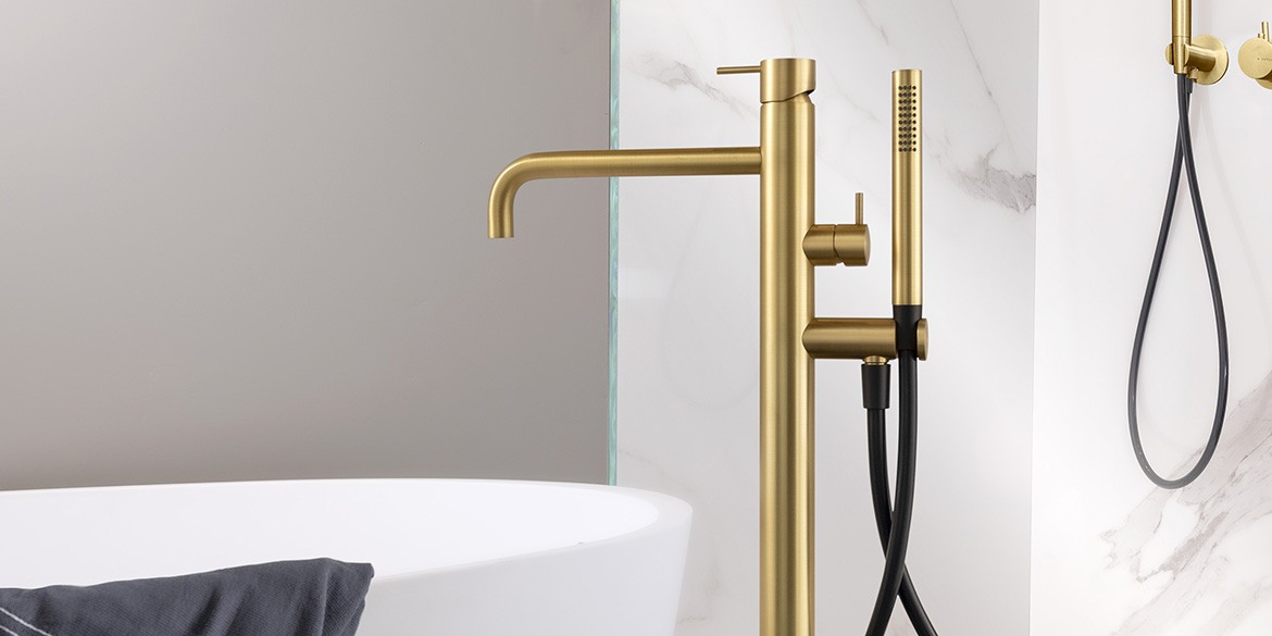 Messing badkranen, mat goud. Vrijstaande messing badkraan, een badmengkraan met een messing baduitloop kraan en messing handdouche. Messing badkranen, mat goud. Vrijstaande messing badkraan, een badmengkraan met een messing baduitloop kraan en messing handdouche. Topkwaliteit messing, mat gouden, kraan uit de design kranen messing collectie van B DUTCH.