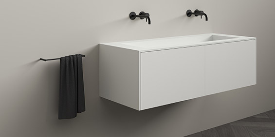 Badkamermeubel 130 cm van Solid Surface Corian. Badkamermeubel 130 cm van Solid Surface Corian. Dit wastafelmeubel heet Juve, is 130 cm breed en te maken met diverse vormen wastafelbladen. Een dubbele wasbak, een enkele wasbak of een grote wasbak. In onze badkamermeubelen configurator stelt u uw eigen unieke Juve wastafelmeubel samen. Of kies uw 130 cm brede badmeubel uit een van de andere badkamermeubelseries van B DUTCH.