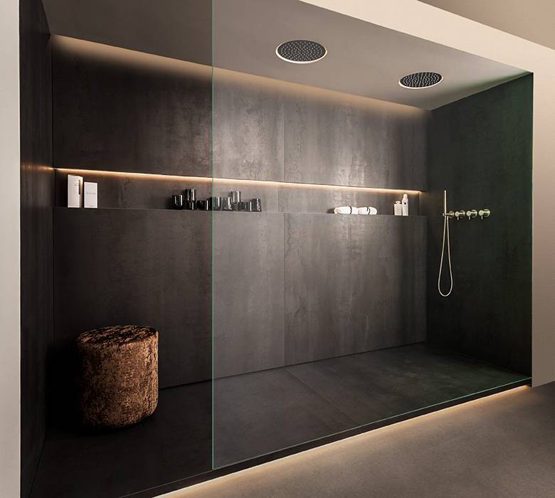 Design inloop regendouche met keramische wanden. Badkamer wanden van keramiek. Zeer grote keramische tegels. Design badkamer met modern duurzaam keramiek. Keramische wanden in regendouche. Bezoek B DUTCH badkamer showroom in Cuijk.