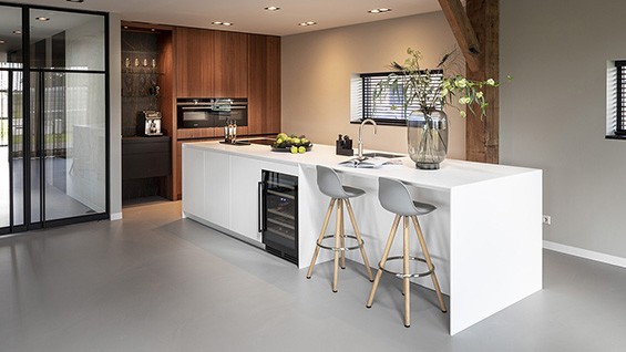 Corian kookeiland. Luxe keuken, strakke keuken, minimalistisch design van B Dutch in Cuijk. Met solid surface Corian kookeiland, keukeneiland, en strakke houten keuken kastenwand. Corian kookeiland. Luxe keuken, strakke keuken, minimalistisch design van B Dutch in Cuijk. Met solid surface Corian kookeiland, keukeneiland, en strakke houten keuken kastenwand.