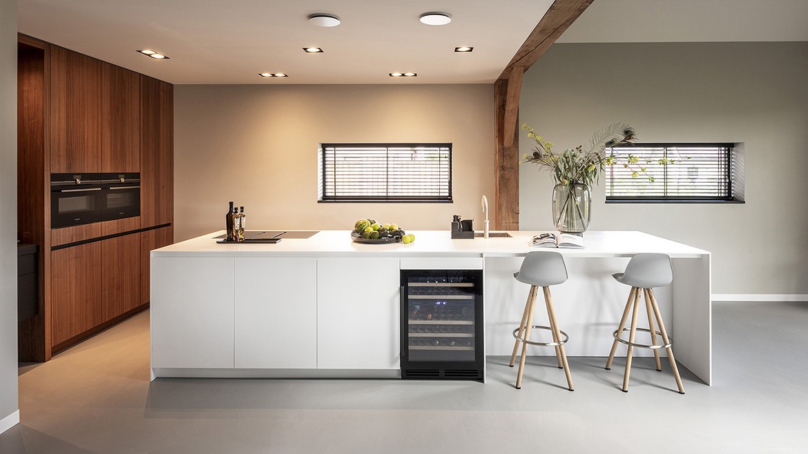 Luxe keuken, strakke keuken, minimalistisch design van B Dutch in Cuijk. Met solid surface Corian kookeiland, keukeneiland, en strakke houten keuken kastenwand. Luxe keuken, strakke keuken, minimalistisch design van B Dutch in Cuijk. Met solid surface Corian kookeiland, keukeneiland, en strakke houten keuken kastenwand.